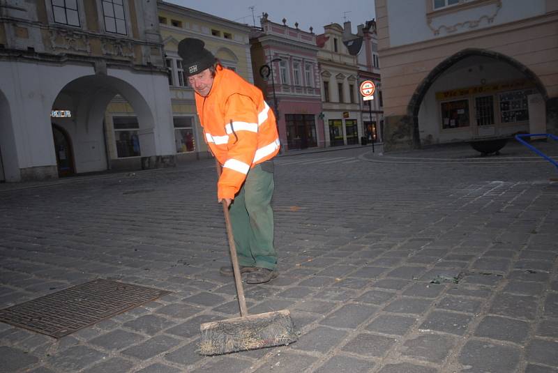 Úklid kolínského náměstí po silvestrovské oslavě