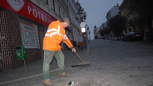 Úklid kolínského náměstí po silvestrovské oslavě