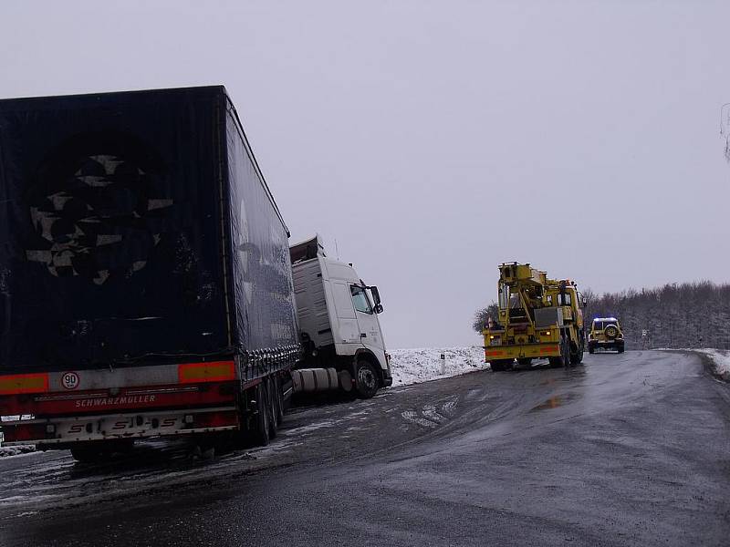 V místech zvaném Na Kamenné mezi Suchdolem a Bečváry skončil v příkopu tahač kamionu, návěs zablokoval značnou část vozovky.