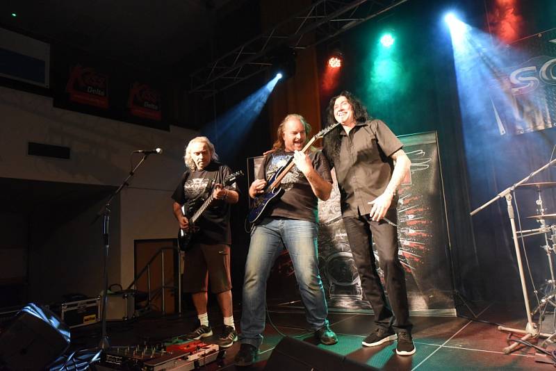 Hudební večírek tří rockových a metalových kapel