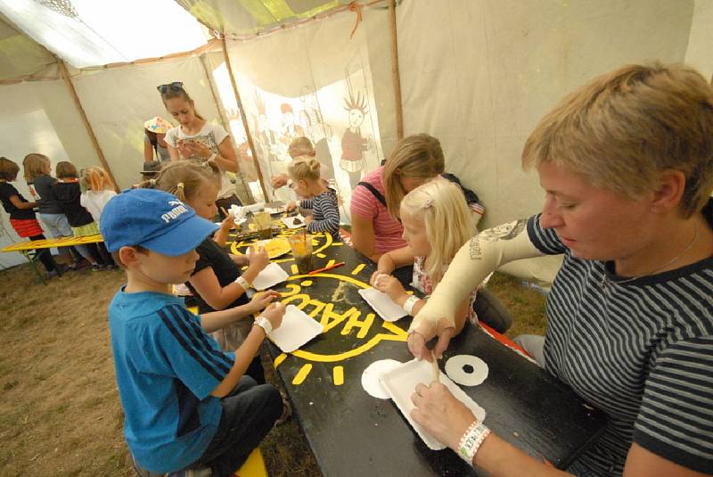 Festival Kefír se přesunul k zámku Kačina