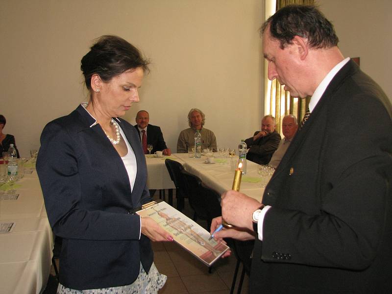 Z imatrikulačního ceremoniálu 'Osobnost Kolína' v historické budově obchodní akademie.