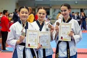 Z taekwondového turnaje Bulgaria Open v Sofii: bronzová radost kolínského týmu ve složení Hana Lee, Michaela Baštecká a Marie Bulíčková.