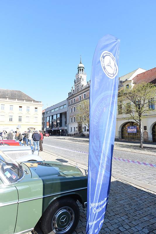 Kolínské Karlovo náměstí zaplnily automobily značky Mercedes – Benz