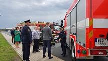 Ze slavnostního předání nové cisternové automobilové stříkačky pro hasiče v Ovčárech.