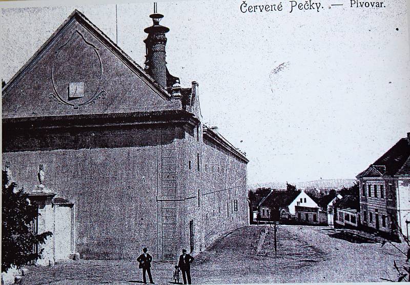Pohled zachycuje budovu pivovaru a průhled na dnešní ulici Dr. Dvořáka na počátku minulého století.