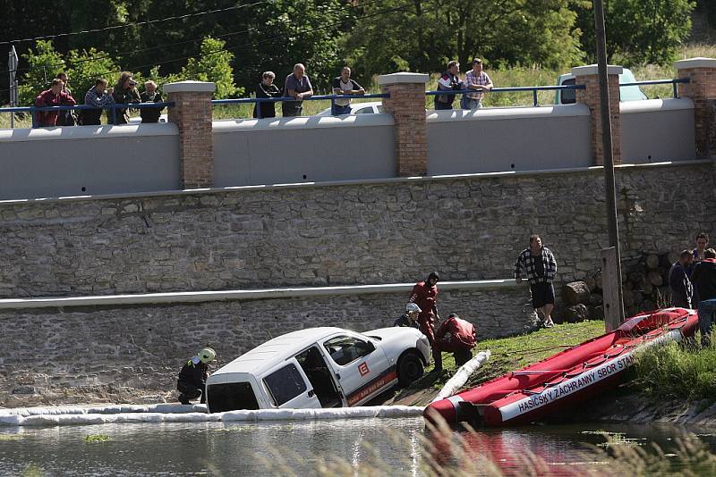 Auto sjelo samo do rybníka. Řidič ho zřejmě pořádně nezabrzdil. 3.6. 2009