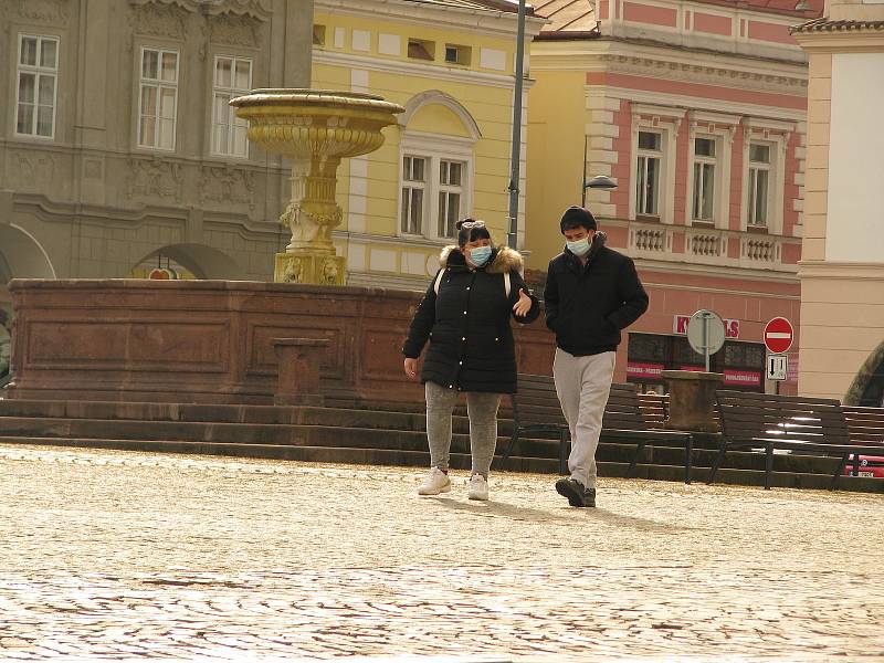 Aprílové počasí v ulicích Kolína. Chce to sluneční brýle, ale zároveň i šálu a rukavice.