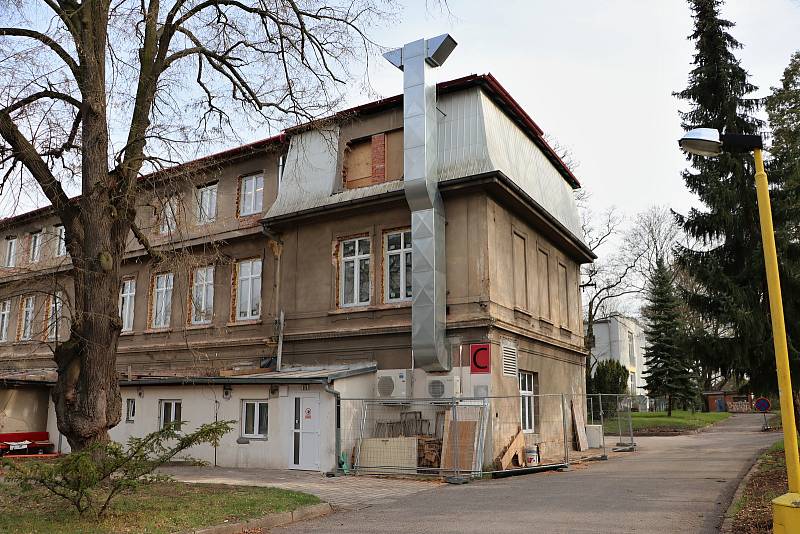 V areálu Nemocnice v Českém Brodě.