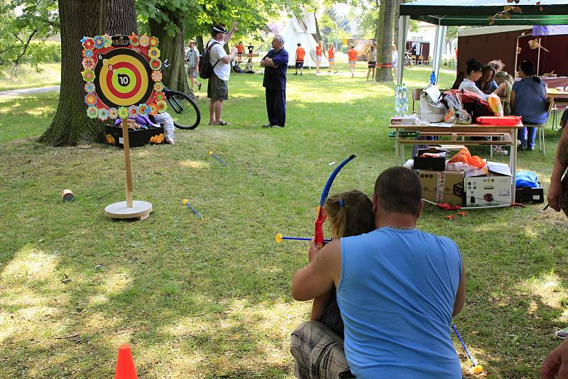 V sobotu se u pivovarského rybníka v Českém Brodě konal festival neziskových organizací.