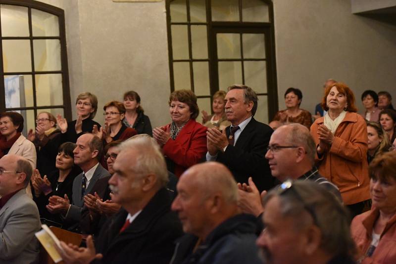 Tentokrát se v kolínské synagoze sešli členové a přátelé kolínského Kruhu přátel hudby na koncertu špičkového vokálně – instrumentálního souboru Linha Singers.