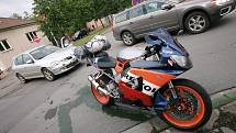 Nehoda motorkáře a osobního auta v Okružní ulici v Kolíně