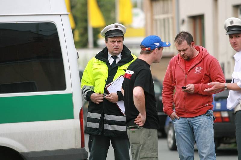 Nehoda motorkáře a osobního auta v Okružní ulici v Kolíně