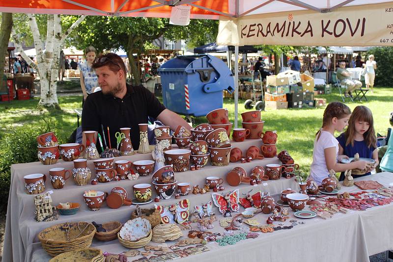 Náměstí v Kostelci ožilo keramickými trhy.