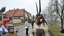 Tradiční průvod masek okořeněný zábavným programem prošel i touto obcí.