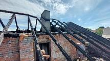 Požár způsobený zásahem blesku zničil střechu, horní patro a další části domu.