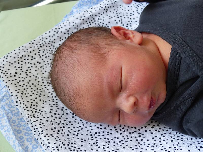 Oliver Syrůček se narodil 20. ledna 2023 v kolínské porodnici, vážil 3635 g a měřil 51 cm. V Kutné Hoře ho přivítali sourozenci Matýsek (10), Lucinka (6) a rodiče Kateřina a Jakub.