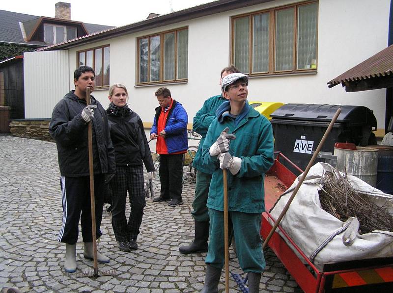 Dobrovolníci v sobotu uklízeli například v okolí Polep.