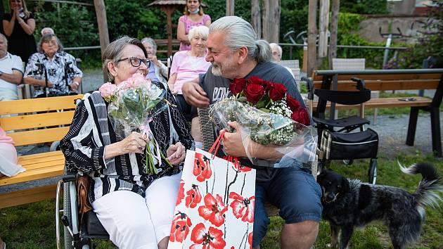 Zpěvák Daniel Hůlka přijel splnit přání seniorce do Kolína.