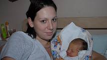 Již třetí den na tomto světě jakoby přemýšlela Adéla Caldová, které se 17. října narodila s váhou 3 610 gramů a výškou 53 centimetrů. Prvorozenou dceru si do Cerhenic odvezli rodiče Jitka a Leoš. 