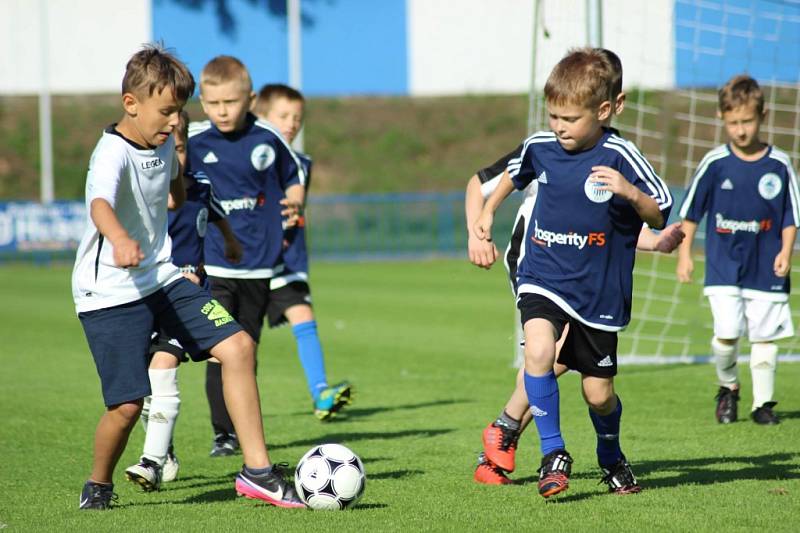 Přátelské utkání mladých fotbalistů a hokejistů Kolína.