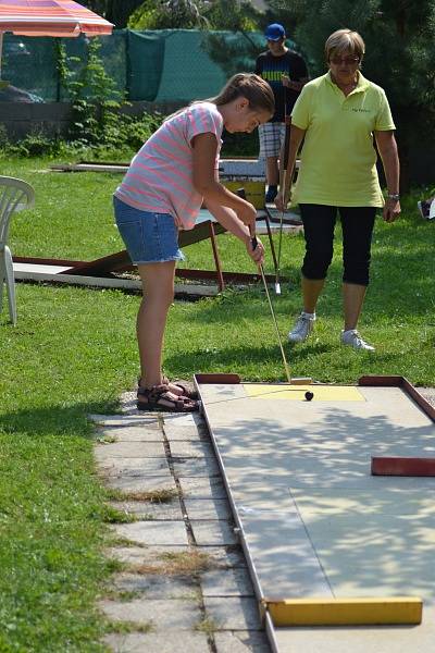 Minigolfového turnaje se mohli účastnit děti i dospělí.