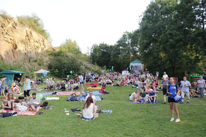 Kouřimská skála přilákala spoustu fanoušků, kteří díky hudbě zavzpomínali na Petra Muka.  