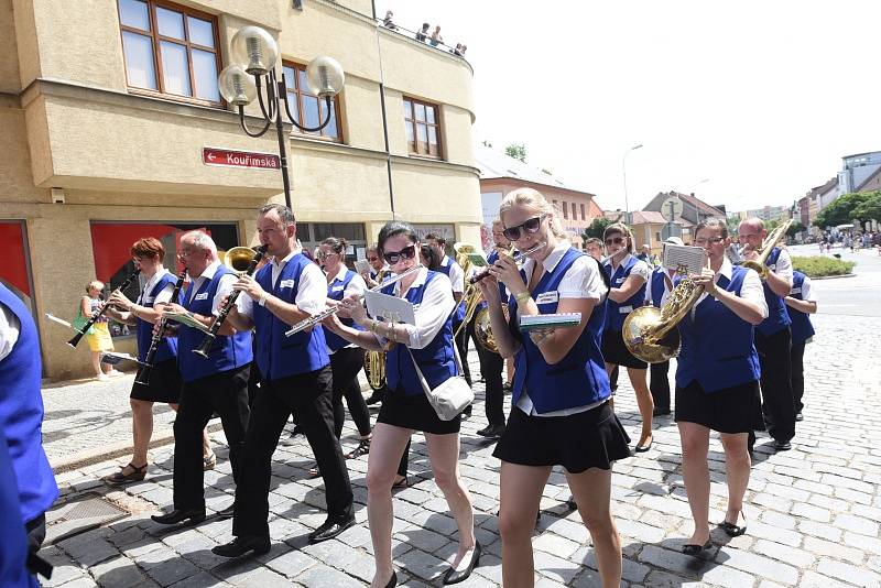 Rozpálenými kolínskými ulicemi pochodovaly mažoretky a dechové orchestry.