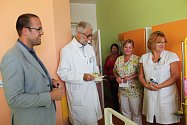 Dobrovolný spolek žen Klubko s nití pomáhá předat poukaz i dárky řediteli Oblastní nemocnice Kolín, Petru Chudomelovi.
