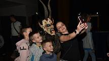 Krampusové přijeli do kulturního domu