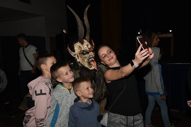 Krampusové přijeli do kulturního domu