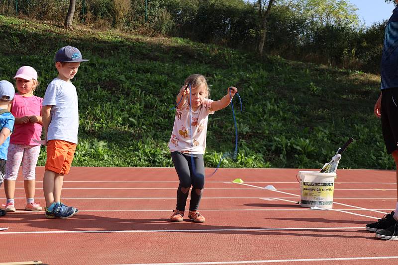 Malí sportovci si vyzkoušeli zrekonstruovaný areál Na Kutilce v Českém Brodě.