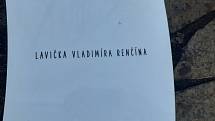 Pečky vytvořily svému rodákovi, kreslíři Vladimíru Renčínovi, jeho lavičku, nově po něm pojmenovali i malé náměstí.