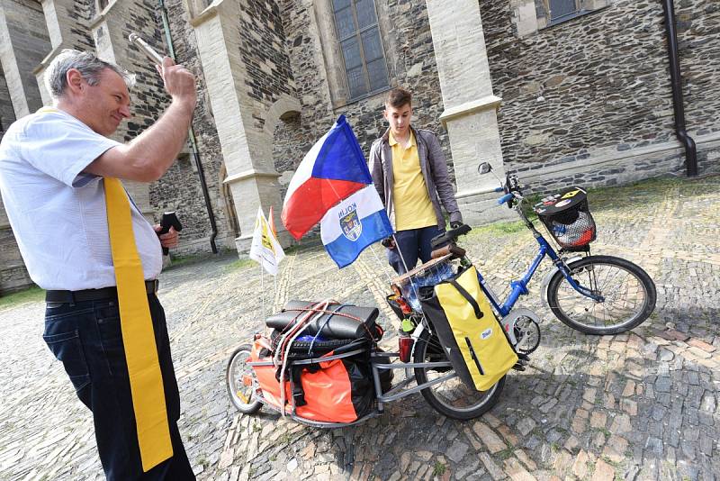 Cestu odvážného cyklisty požehnal farář a bývalý pedagog Jan Halama. 