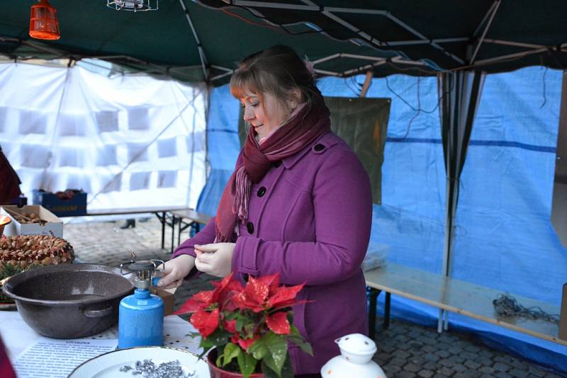 Kolíňáci zaplnili náměstí, aby se podívali na slavnostní rozsvícení vánočního stromu.