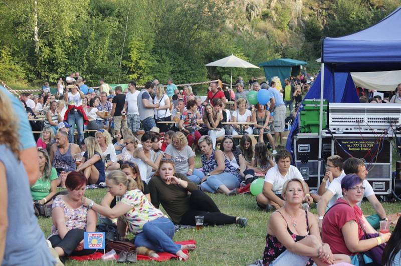 Kouřimská skála přilákala spoustu fanoušků, kteří díky hudbě zavzpomínali na Petra Muka.  