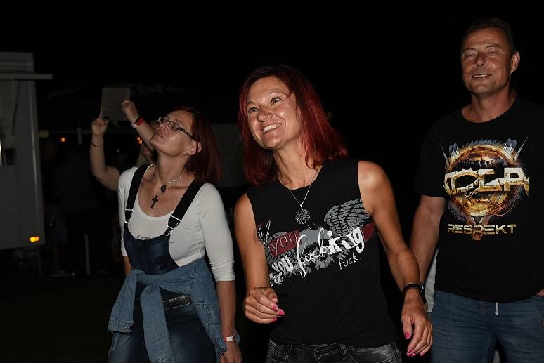 Na tanečním parketu hned v sousedství fotbalového hřiště v obci Býchory se druhý srpnový pátek odehrál další výroční koncert ke třicátinám skupiny Řemen z Chlumce nad Cidlinou.