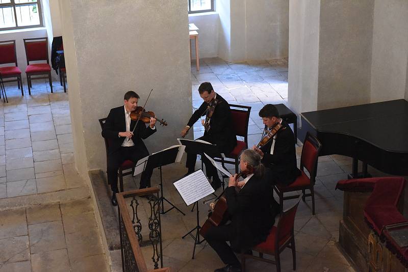 Kruh přátel hudby: z koncertu Bennewitzova kvarteta v kolínské synagoze.