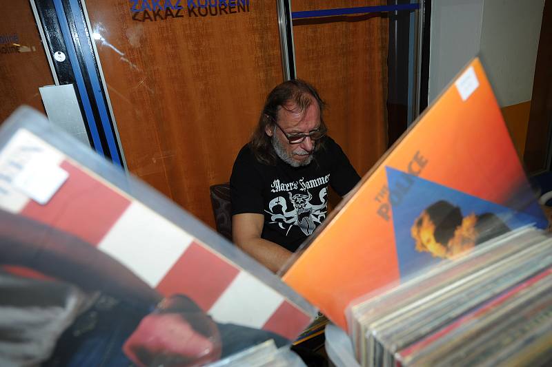 Dvojité setkání sběratelů a prodejců vinylů v Kolíně.