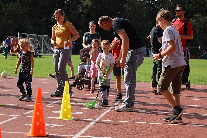 Malí sportovci si vyzkoušeli zrekonstruovaný areál Na Kutilce v Českém Brodě.