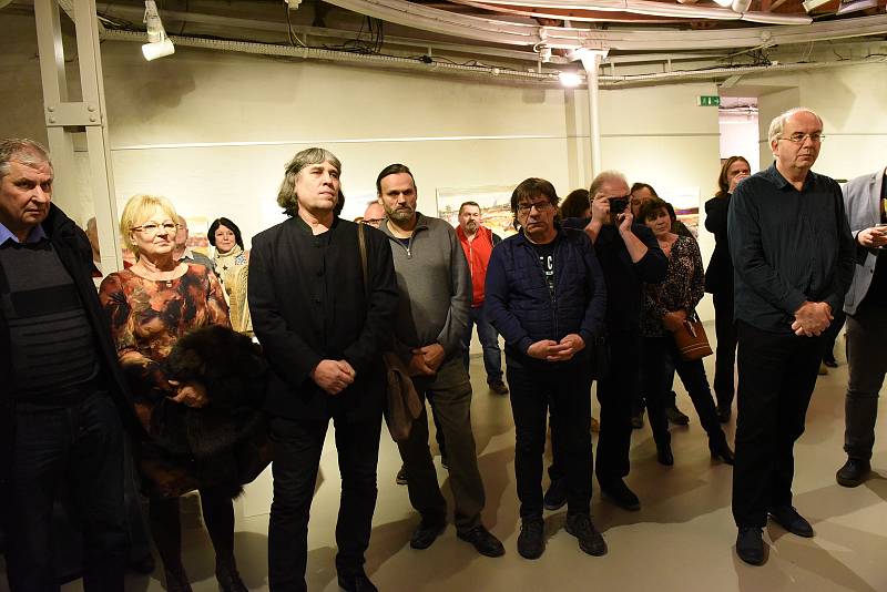 Šestice výtvarníků sdružených v Asociaci jihočeských výtvarníků vystavila svá díla ve Studiové scéně Pod točnou Městského divadla v Kolíně.