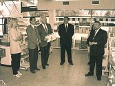 Ze slavnostního otevření prodejny Sezam na sídlišti v Kolíně ve středu 29. května 1996.