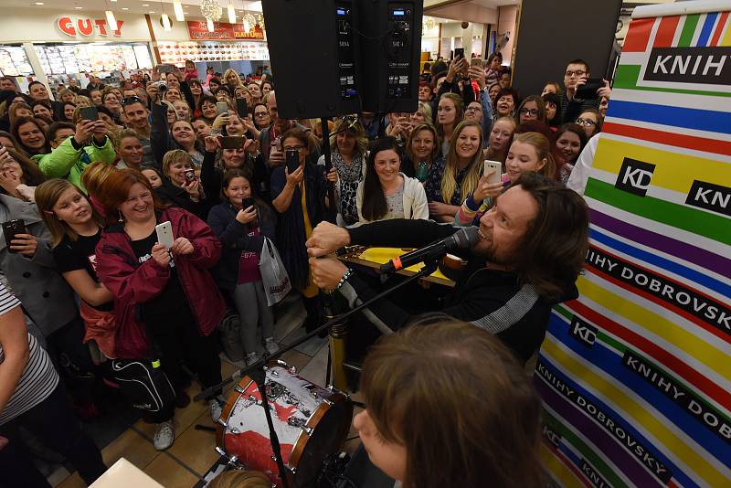 Richard Krajčo doprovodil autogramiádu k partnerčině a své knize i písničkami.