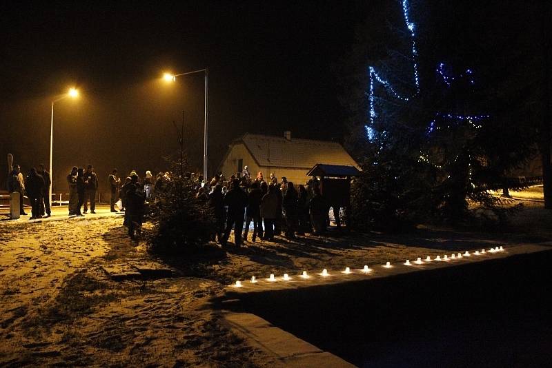 V sobotu před první adventní nedělí se ve většině obcí a měst rozsvěcely vánoční stromy. Nebylo tomu jinak ani v obcích Bylany a Chotouň nedaleko Českého Brodu.