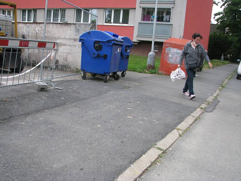 V Čechových sadech se dokončuje parkoviště, upraví se i přilehlé kontejnerové stání.