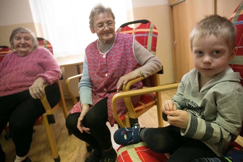 Vánoční setkání dětí a obyvatel domova důchodců.