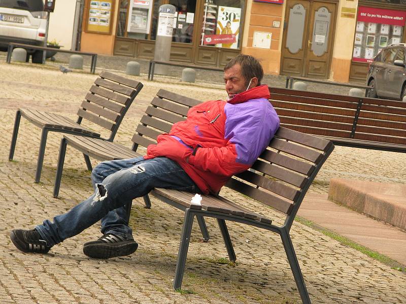 Aprílové počasí v ulicích Kolína. Chce to sluneční brýle, ale zároveň i šálu a rukavice.