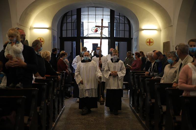 Z posvícenské bohoslužby v kostele sv. Gotharda v Českém Brodě. Celebrantem mše svaté byl apoštolský nuncius Mons. Charles Daniel Balvo.