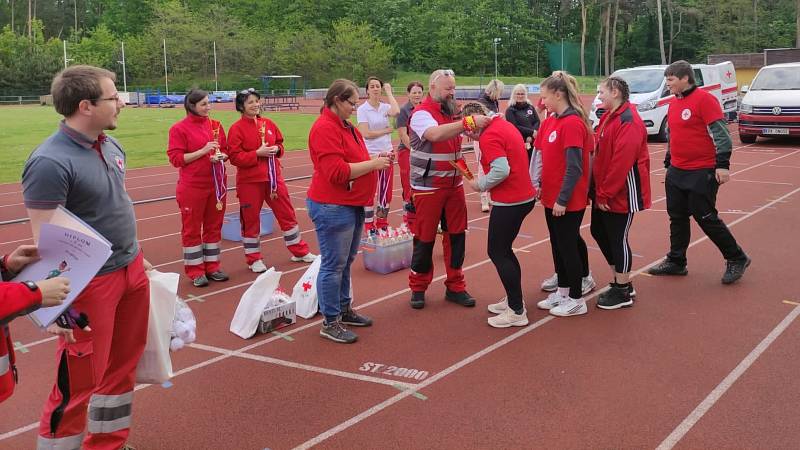 Z regionálního kola soutěže Hlídek mladých zdravotníků na atletickém stadionu v Kolíně.