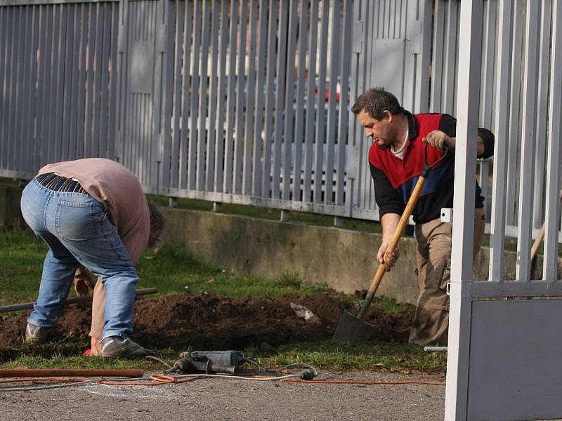 Instalace nápisu Vodní svět v Kolíně